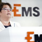 Confronté au ralentissement conjoncturel et aux effets négatifs des devises, le groupe dirigé par Magdalena Martullo-Blocher s'attend désormais à un repli de son chiffre d'affaires et de sa performance opérationnelle en 2023. (archives)
